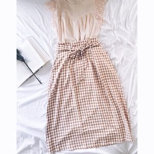Vintage-inspired checkered midi-skirt.